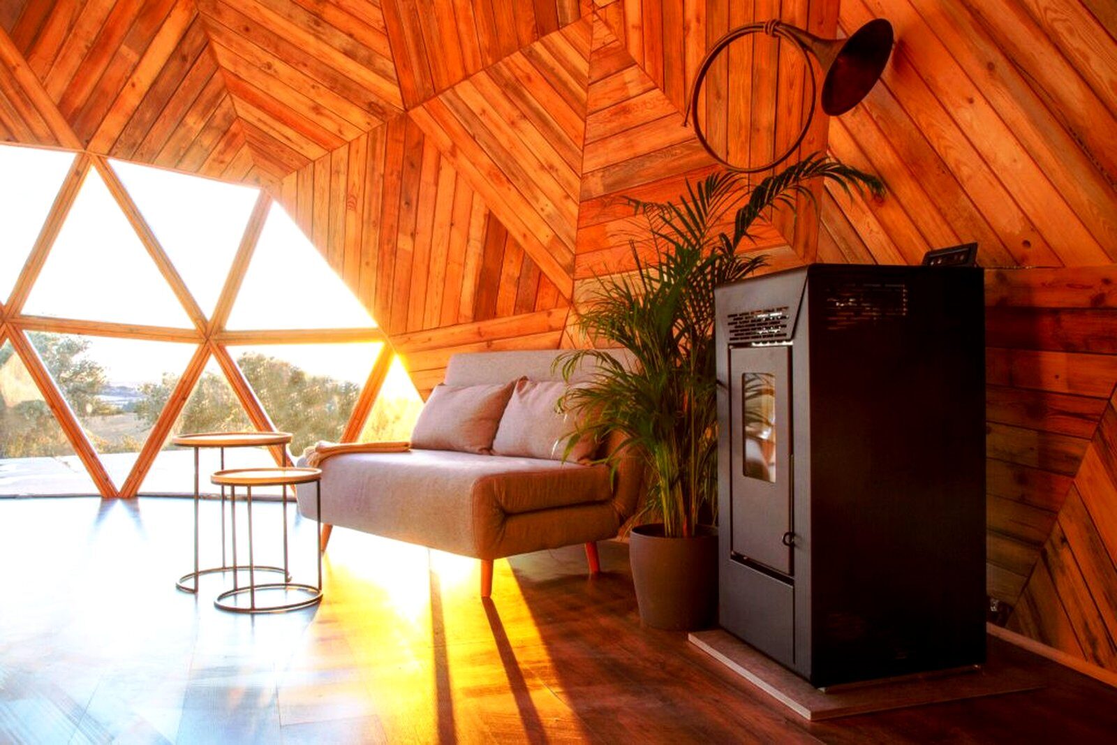 Estufa de pellets del domo Polaris — Miradomos, Soria