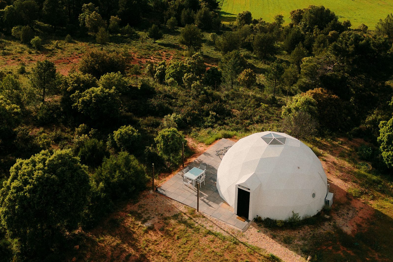 Exterior del domo geodésico Polaris — glamping Miradomos, Soria