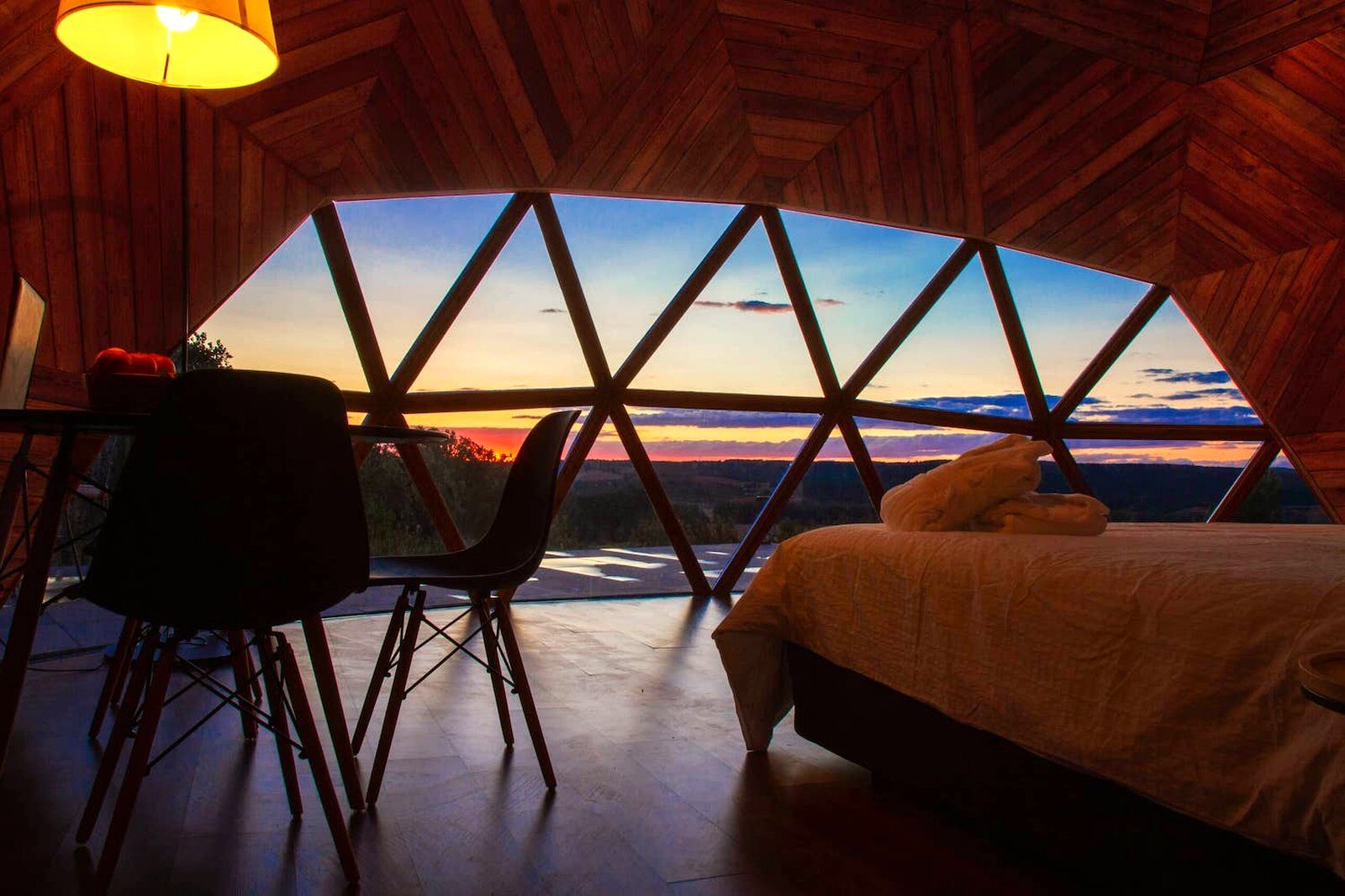 Ventanal panorámico del domo Polaris con vistas al atardecer — Miradomos, Soria