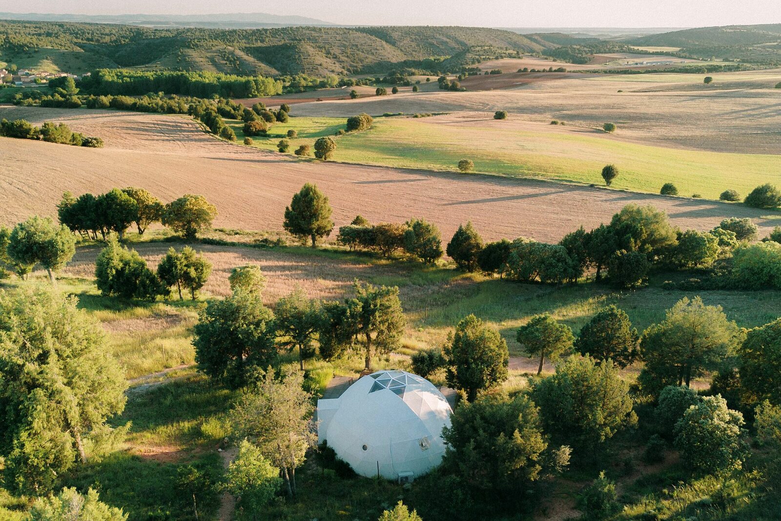 Vista aérea del domo Altair en el paisaje de Soria — Miradomos