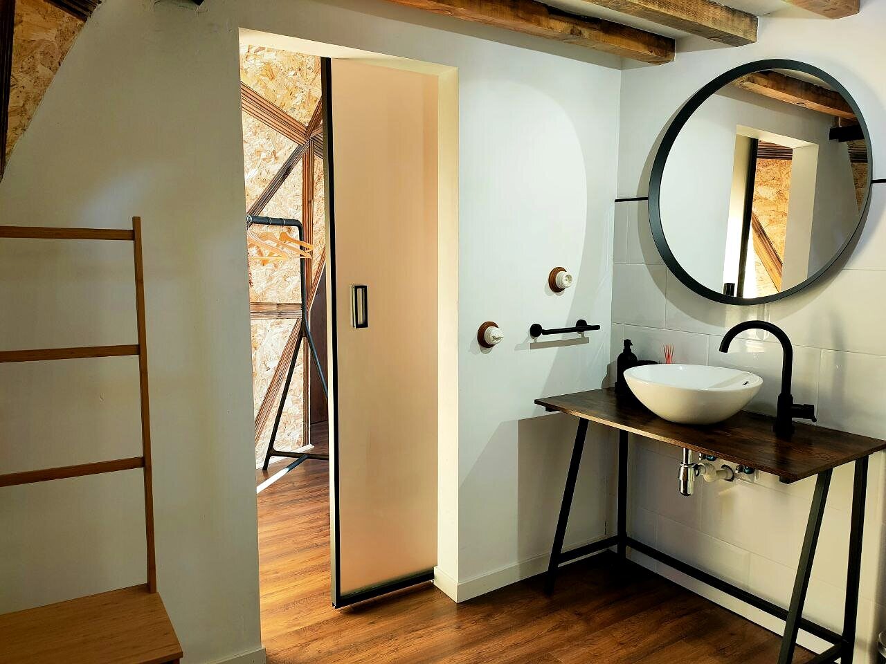 Baño del domo Altair con lavabo y espejo — Miradomos, Soria