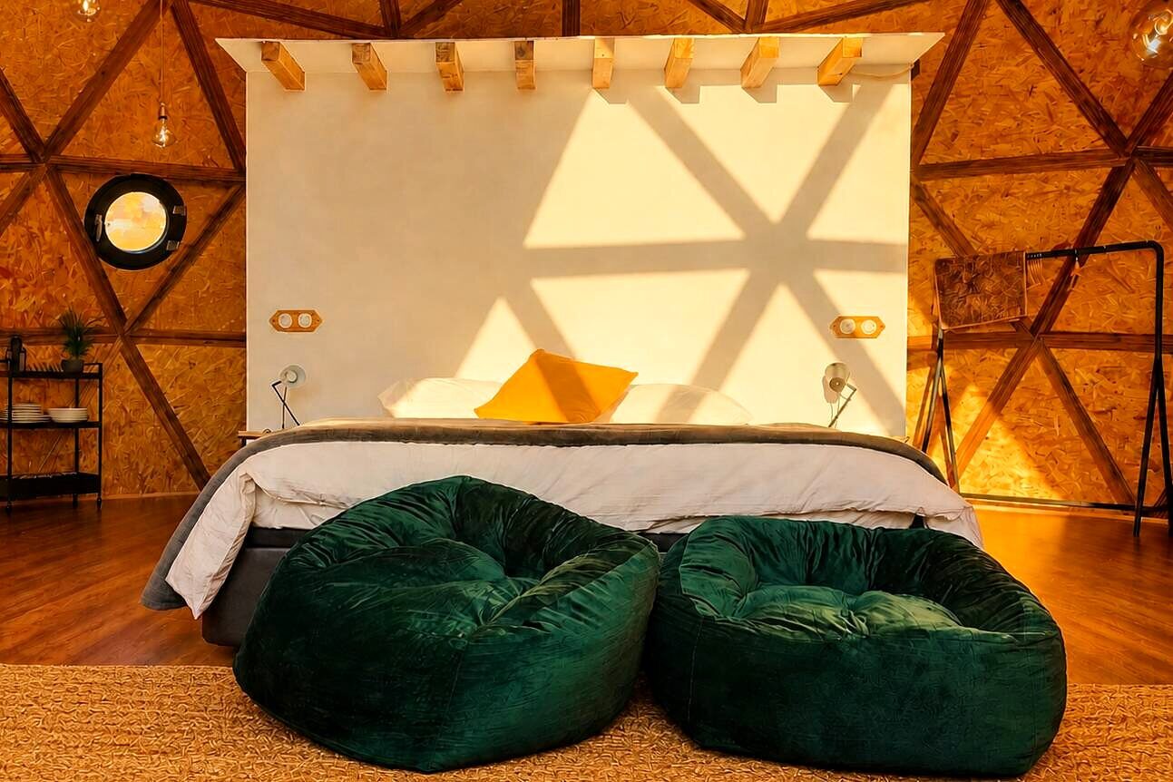 Dormitorio del domo Altair con cama bajo la bóveda acristalada — Miradomos