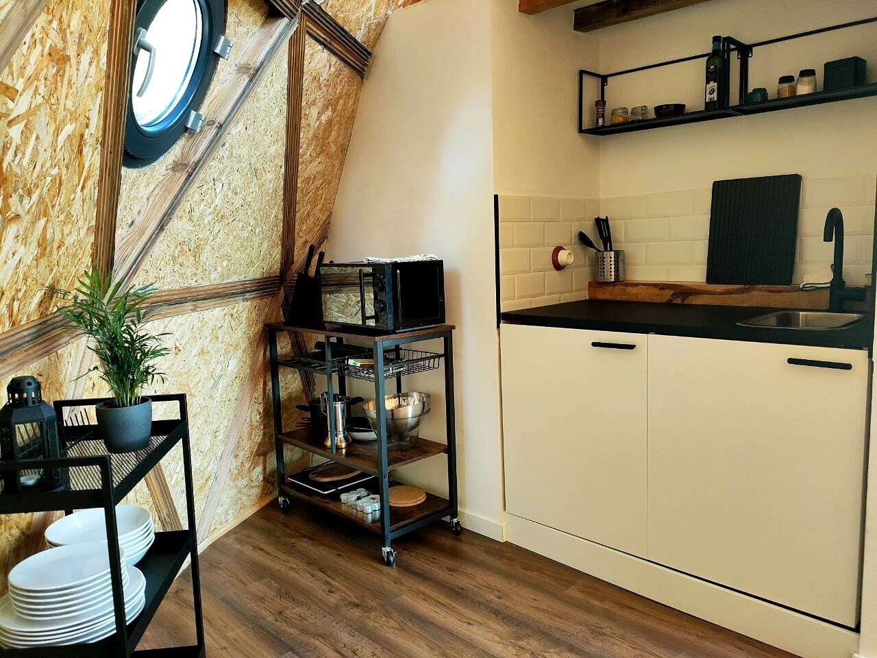 Cocina equipada del domo Altair — glamping Miradomos, Soria