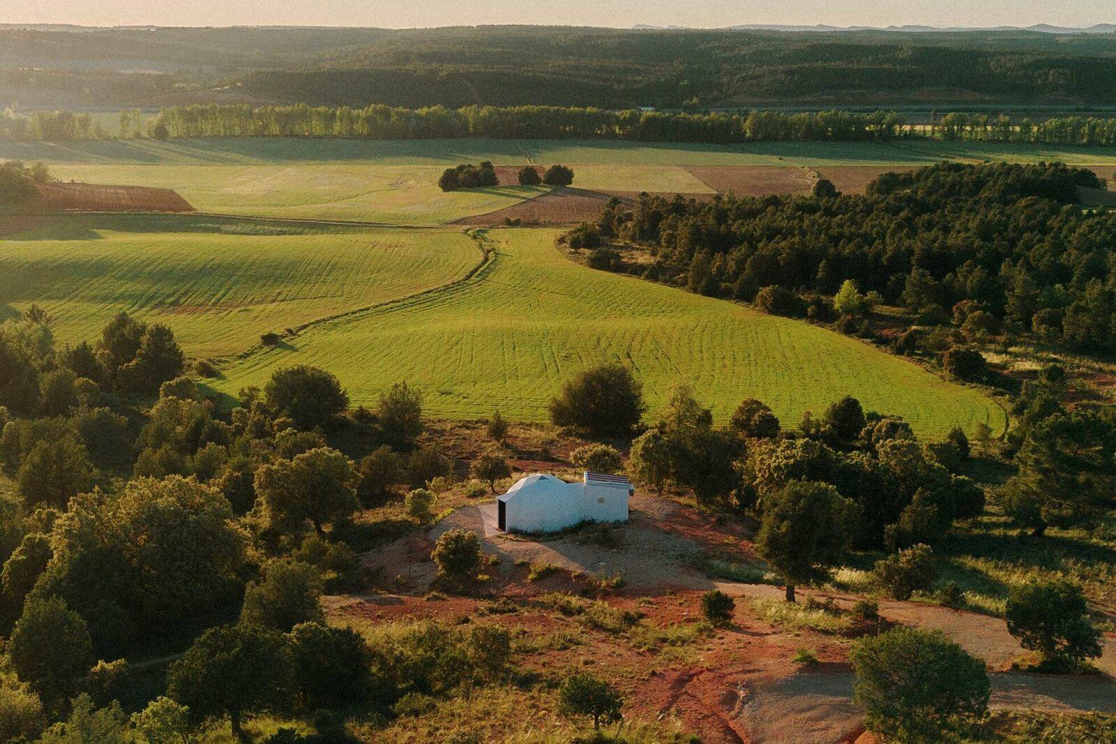 Vista aérea del domo Minelava en el paisaje de Soria — Miradomos