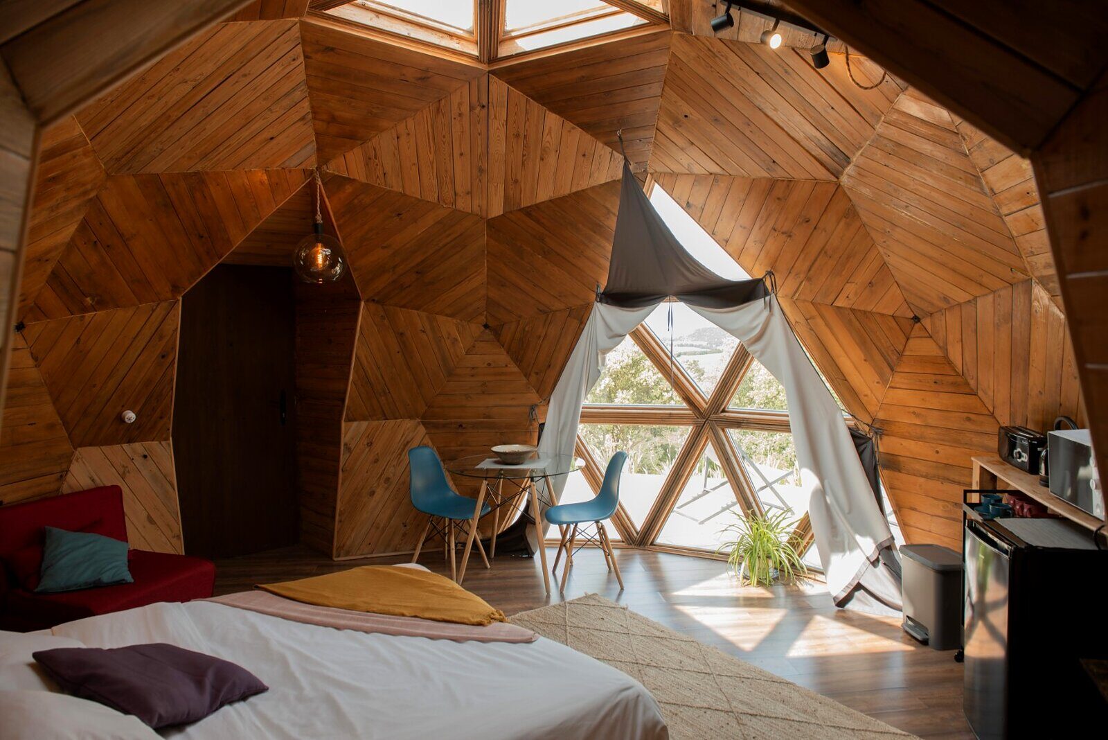 Dormitorio del domo Minelava con cama — Miradomos, Soria
