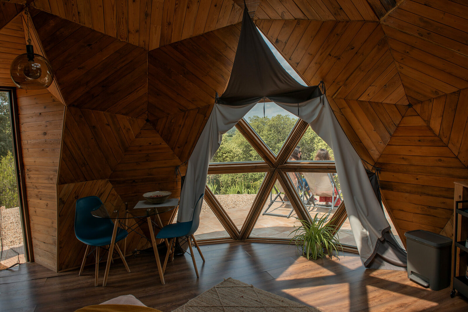 Domo geodésico Minelava de frente — glamping Miradomos, Soria